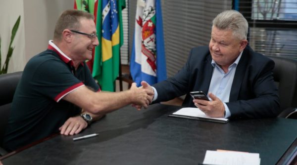 Vice deixa o MDB de Joinville e deseja disputar à Prefeitura ou uma vaga à Câmara. Confira os bastidores da decisão de Coelho.