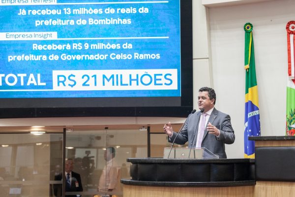 Deputado entra com ação contra a cobrança da taxa ambiental, Acontece hoje mais uma audiência sobre o Detran, Confusão na Câmara de Florianópolis entre outros destaques