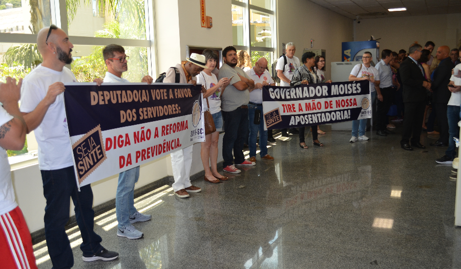 Professores da rede estadual podem entrar em greve; Governo se manifesta sobre gasto na Agronômica; Vereador contesta aluguel de imóvel em Florianópolis entre outros destaques