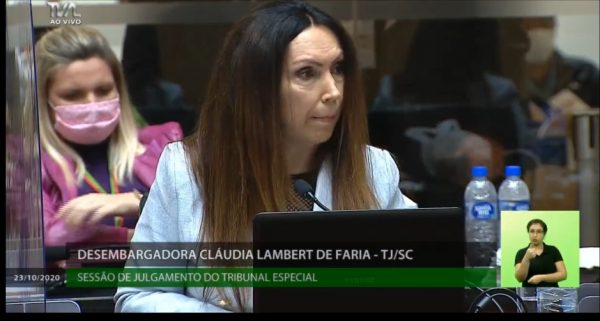 Impeachment: Desembargadora Cláudia de Faria vota contra o prosseguimento do processo