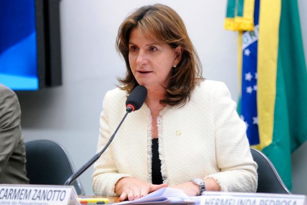 Carmen Zanotto e o risco de queimar o currículo no governo Daniela