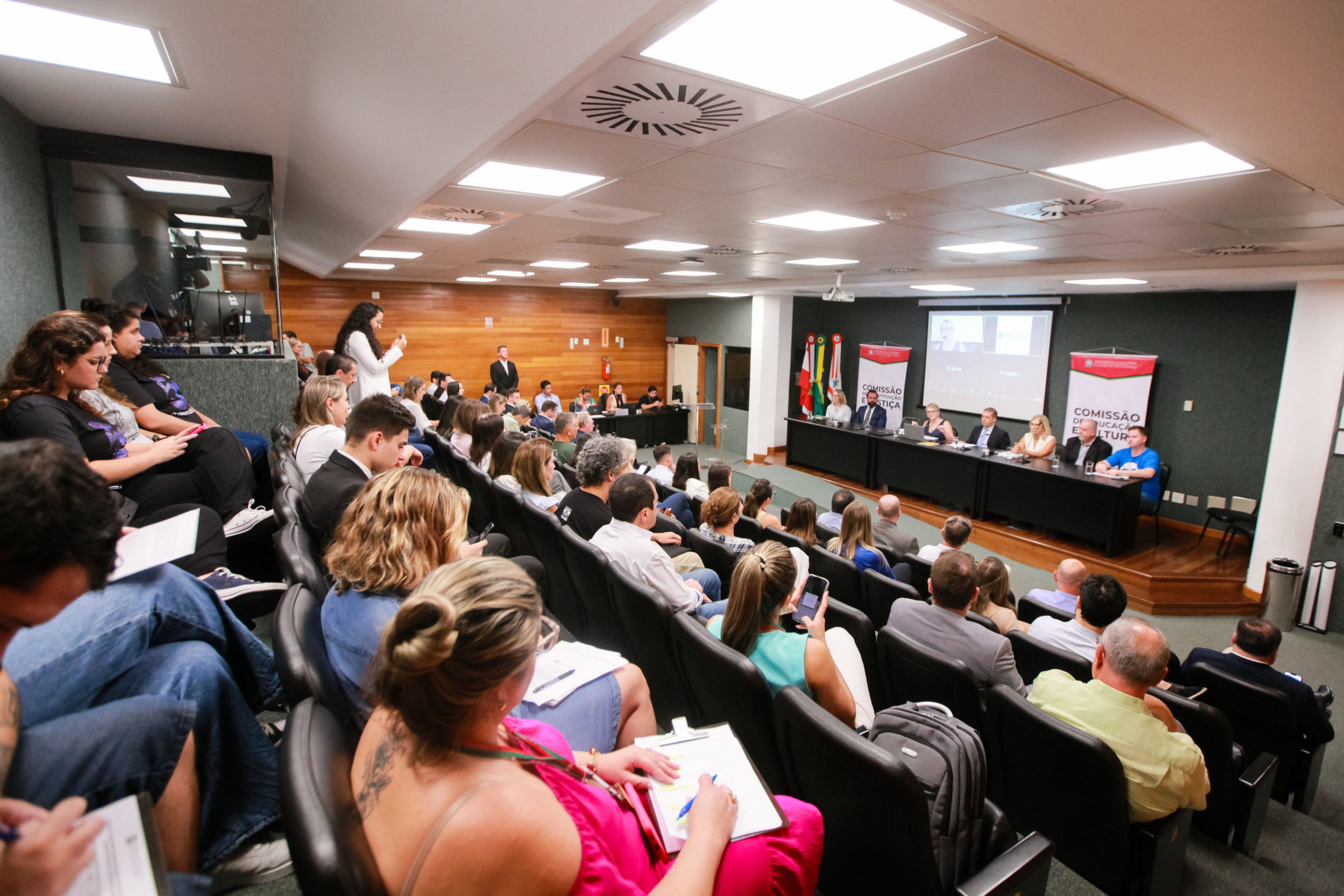 Mudanças no Universidade Gratuita são defendidas em audiência na Alesc