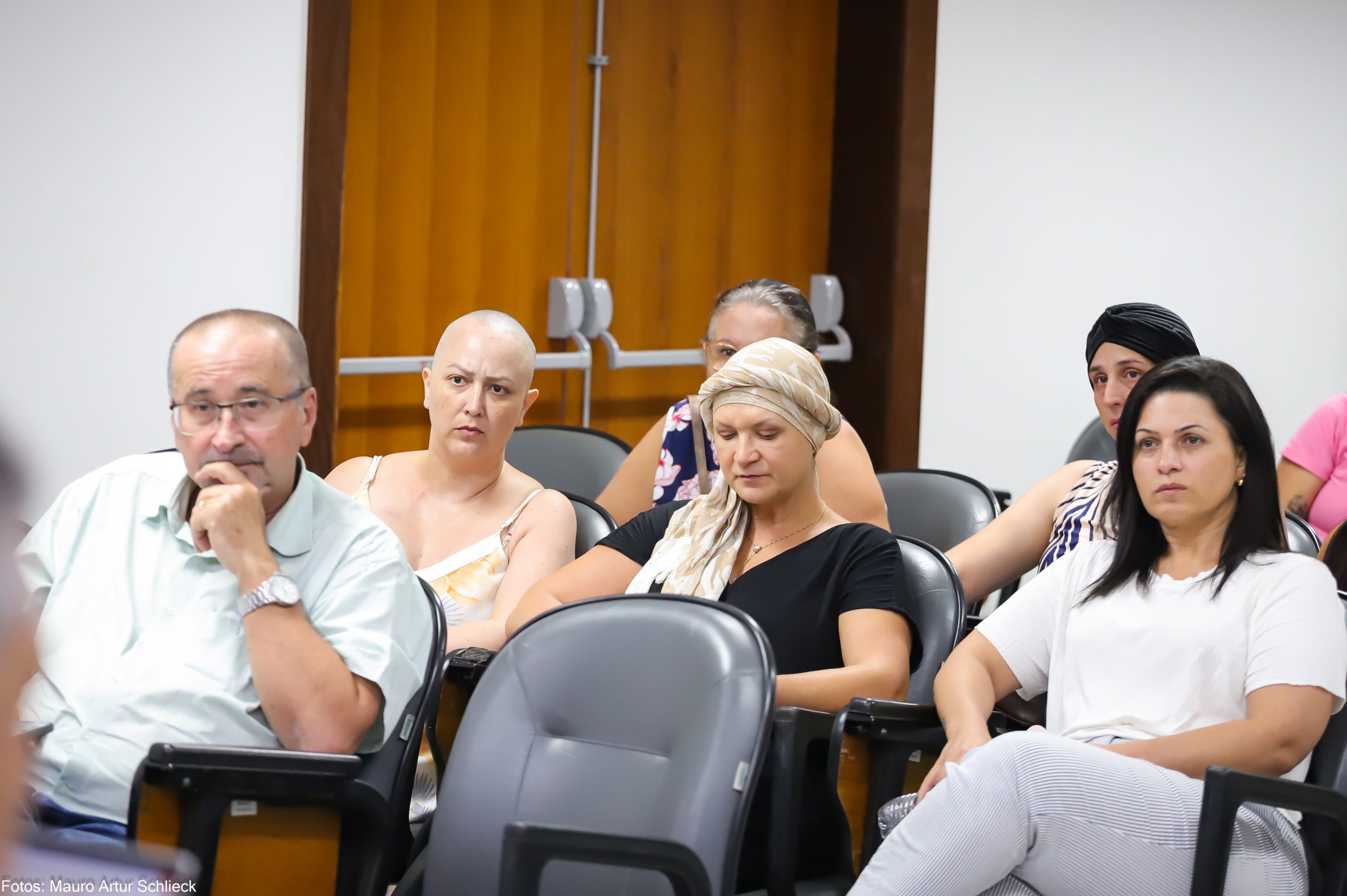 Vereadores de Joinville discutem falta de remédios para pacientes com câncer e fila para exames do sistema digestório