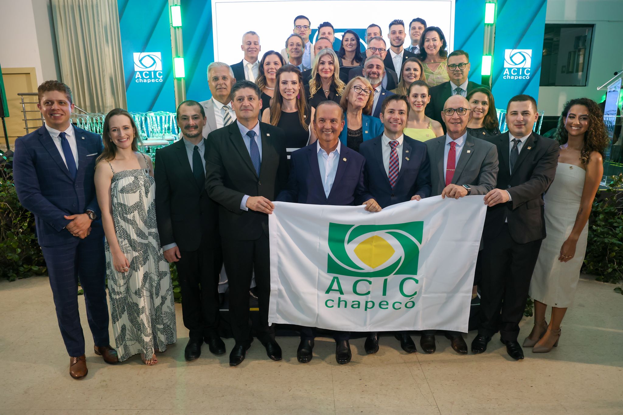 Jorginho Mello e secretários prestigiam posse da nova diretoria da ACIC em Chapecó
