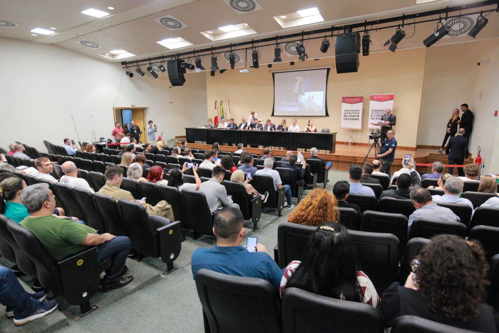 Alesc reúne sociedade em debate sobre internação involuntária de moradores de rua