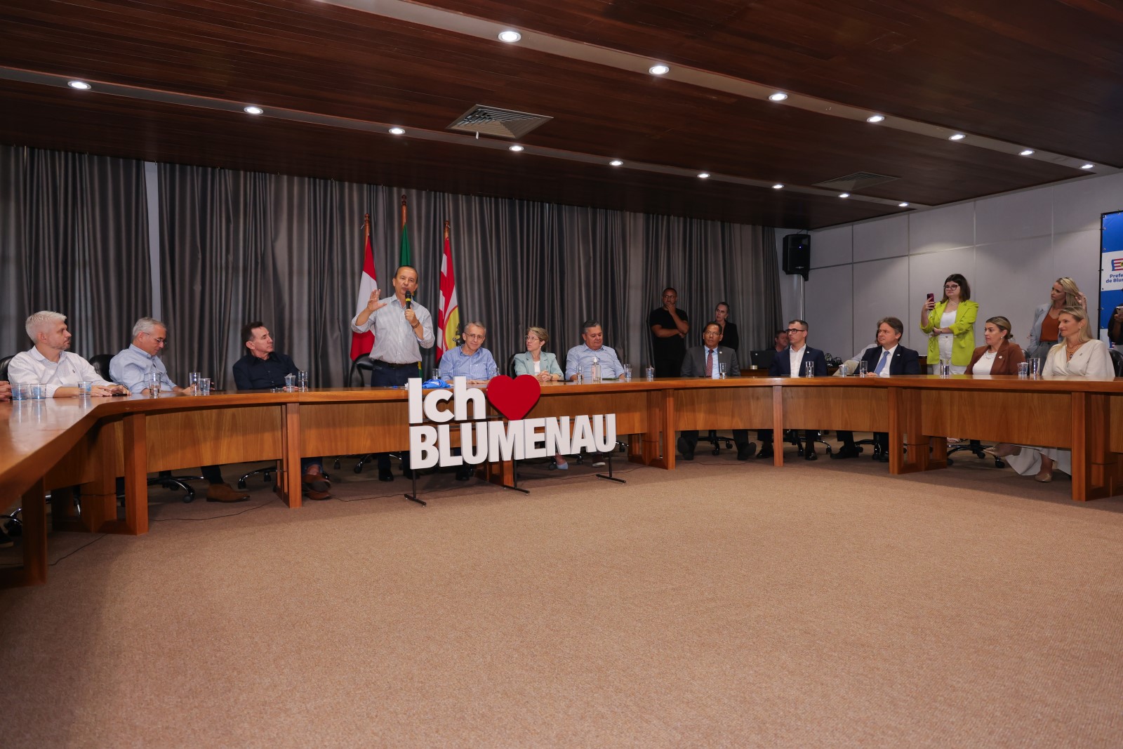 Em Blumenau, Jorginho anuncia R$ 67 milhões via BRDE e trata da compra do Complexo do Sesi