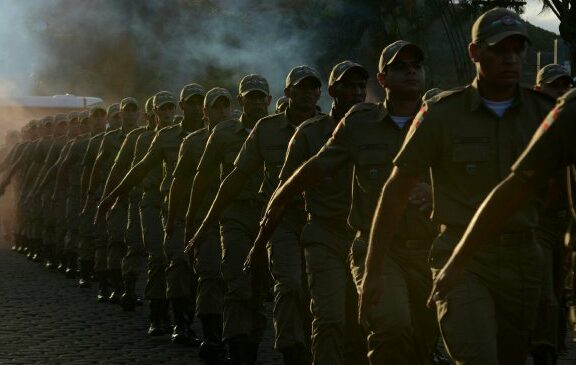 Clima de tensão na Polícia Militar; PSD e Novo se aproximam; Investigação em Florianópolis – E outros destaques