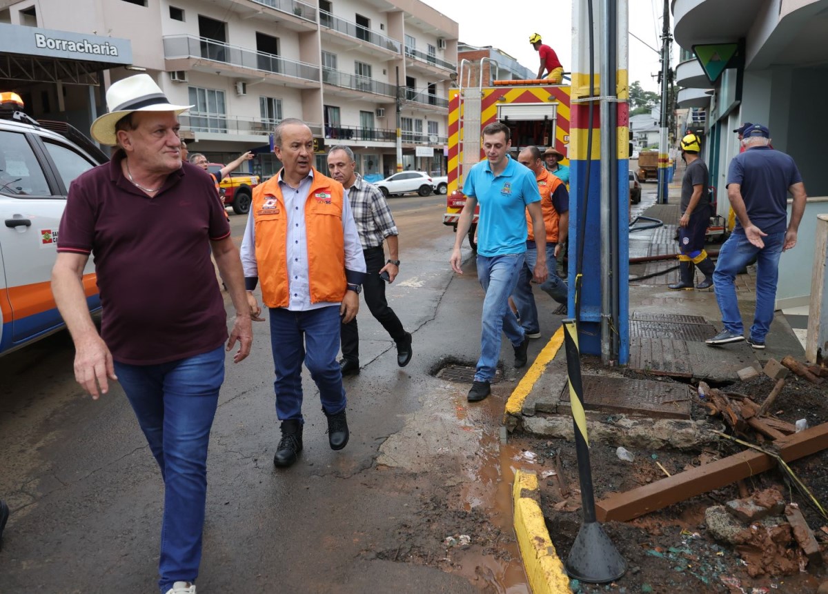 Governador avalia estragos causados pelas chuvas em SC e coloca Estado à disposição dos municípios