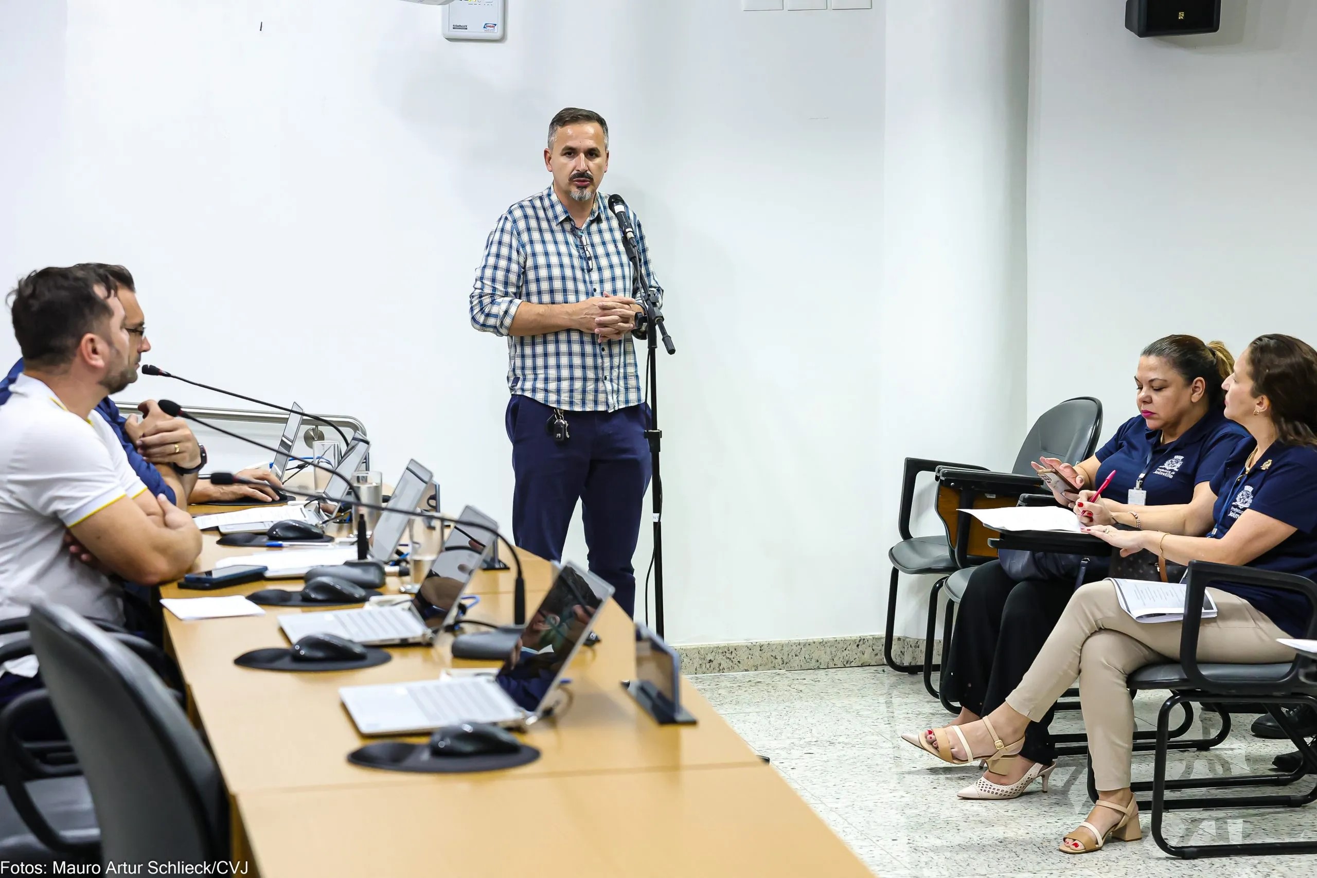 Sindicato de supermercados reclama da presença de moradores de rua em frente aos estabelecimentos em Joinville