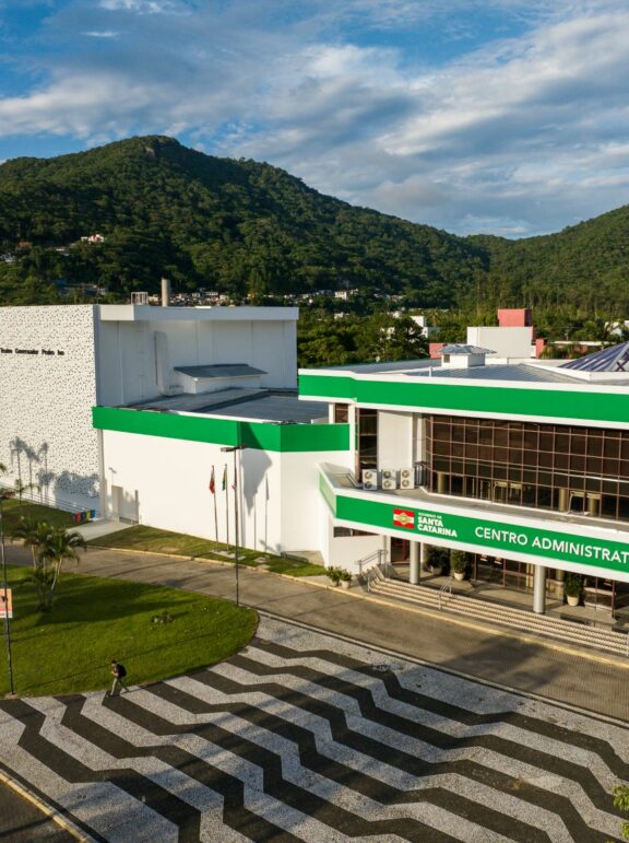 Governo firma contrato sem licitação para serviços de impressão; Alesc terá a CPI dos Cartórios – E outros destaques