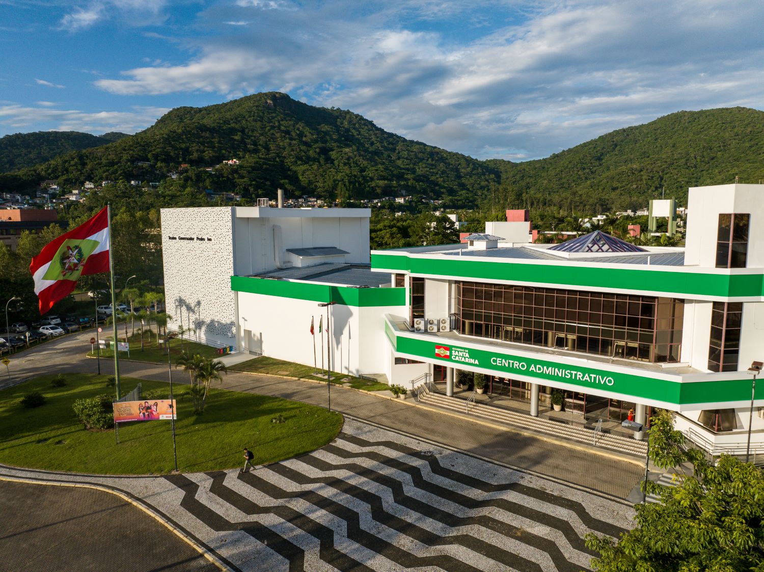 Governador anuncia antecipação de metade do 13º salário dos servidores públicos estaduais