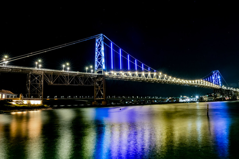 Iluminação cênica da Ponte Hercílio Luz começa a mostrar suas cores