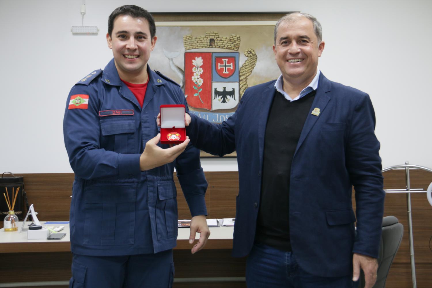 Presidência da Câmara de São José Recebe Moeda do 10º Batalhão do Bombeiro Militar