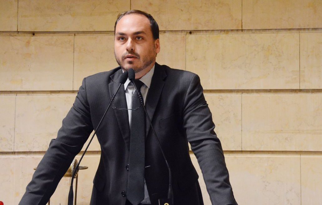 Sob ameaça, Carlos Bolsonaro tenta garantir vaga na disputa ao Senado por Santa Catarina