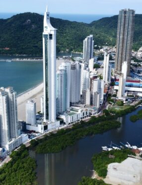 Pizza e bolo gigante para comemorar o aniversário de Balneário Camboriú