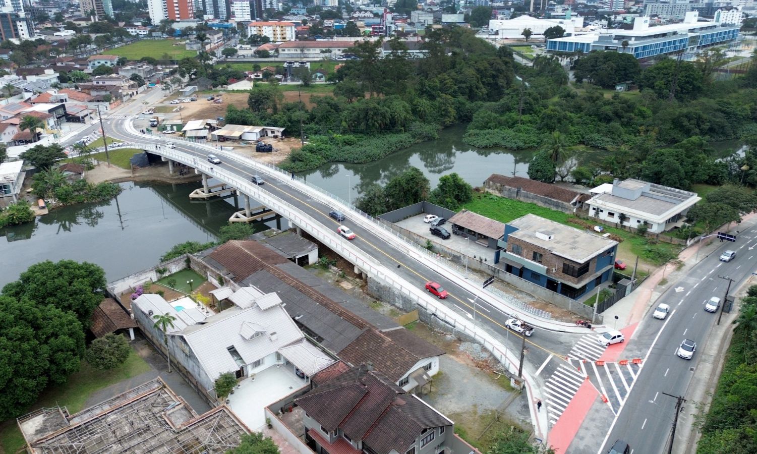 Casos de dengue despencam em Joinville; Ponte inaugurada e trânsito liberado; Fórum parlamentar; e mais