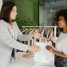 Intenção de consumo das famílias cai em março, mas segue acima da média nacional em SC