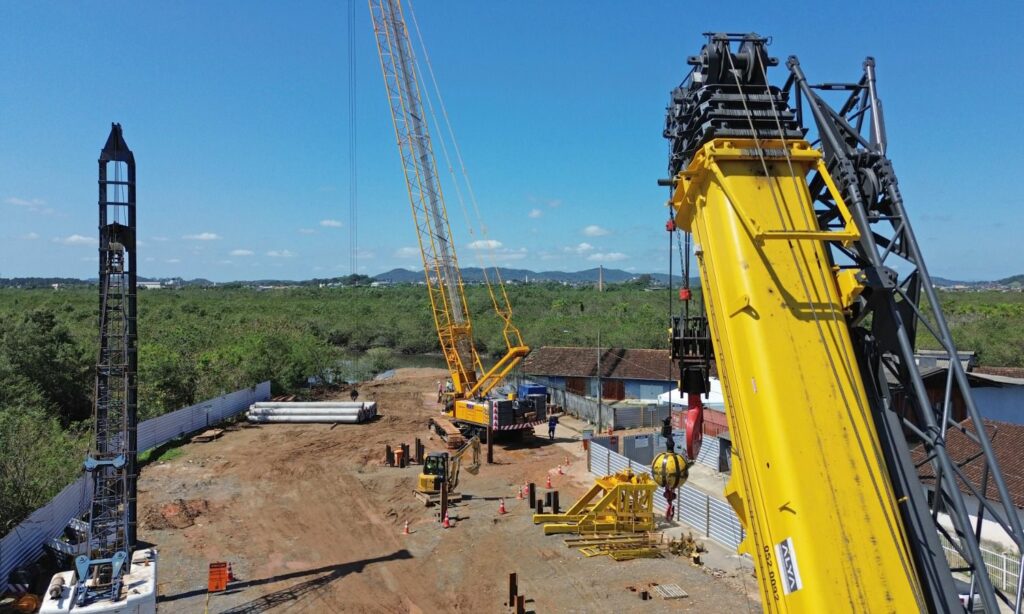 Guindaste em operação para agilizar a obra (Foto: Divulgação)