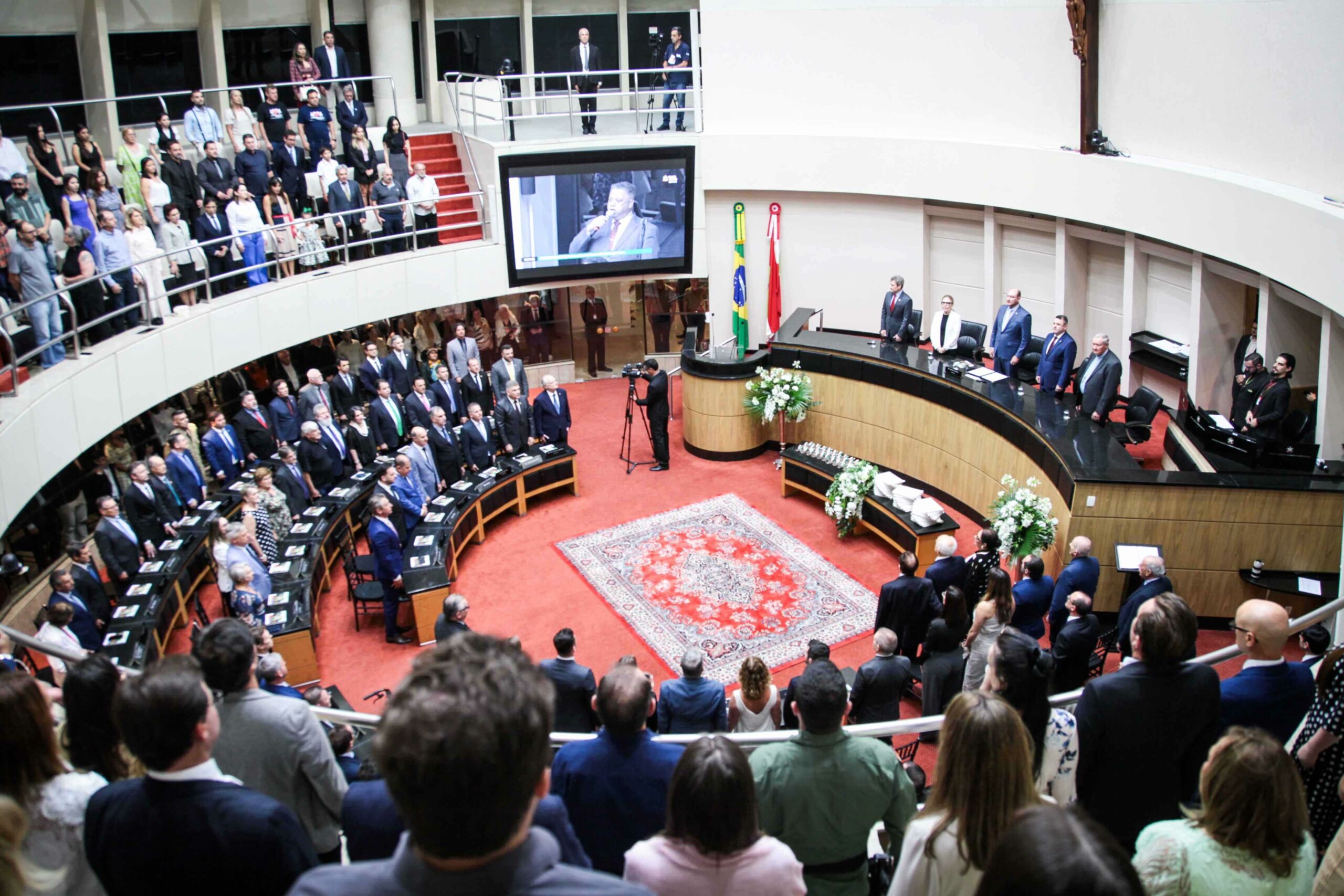 Comenda do Legislativo Catarinense 2024 é entregue em sessão solene na Alesc