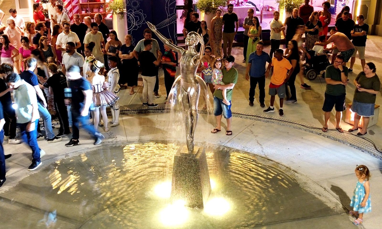 Praça com bailarina de aço em tamanho real homenageia a precursora da dança em Joinville