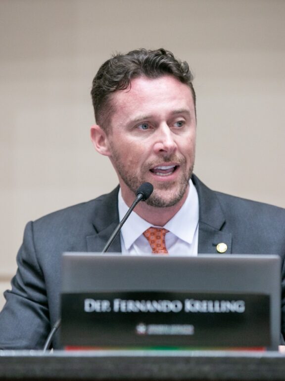 Ala do MDB se reúne para discutir aliança; Amin se sentiu sabotado no Progressistas; A homenagem de Carlos Bolsonaro a miliciano – E outros destaques