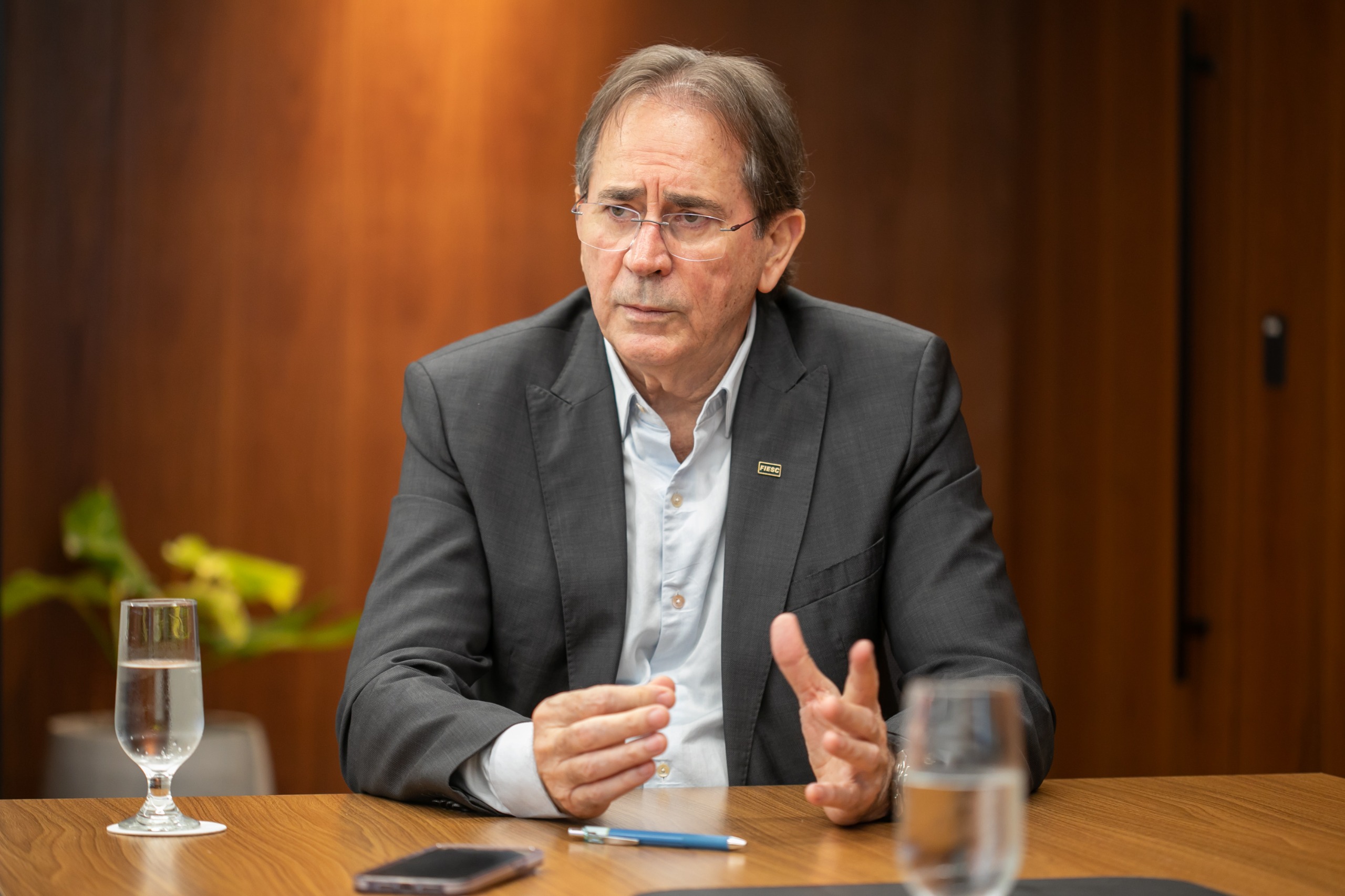 Tarifaço: Crise com os EUA mobiliza Fiesc; Jorginho nega acordo sobre Carlos Bolsonaro; SC é criticada pela forma de registrar dados de segurança — e outros destaques