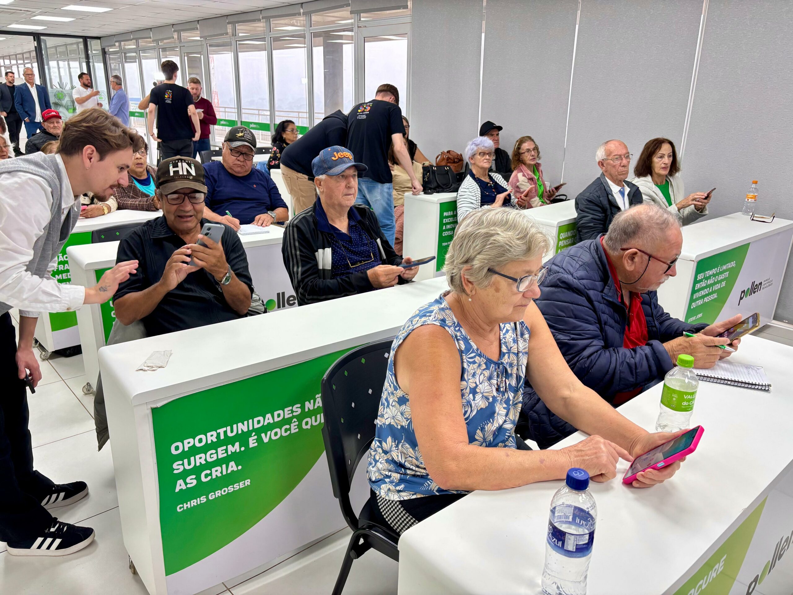 Prefeitura de Chapecó oferece inclusão digital para idosos
