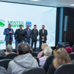 Idosos de Chapecó recebem certificado do curso de Inclusão Digital