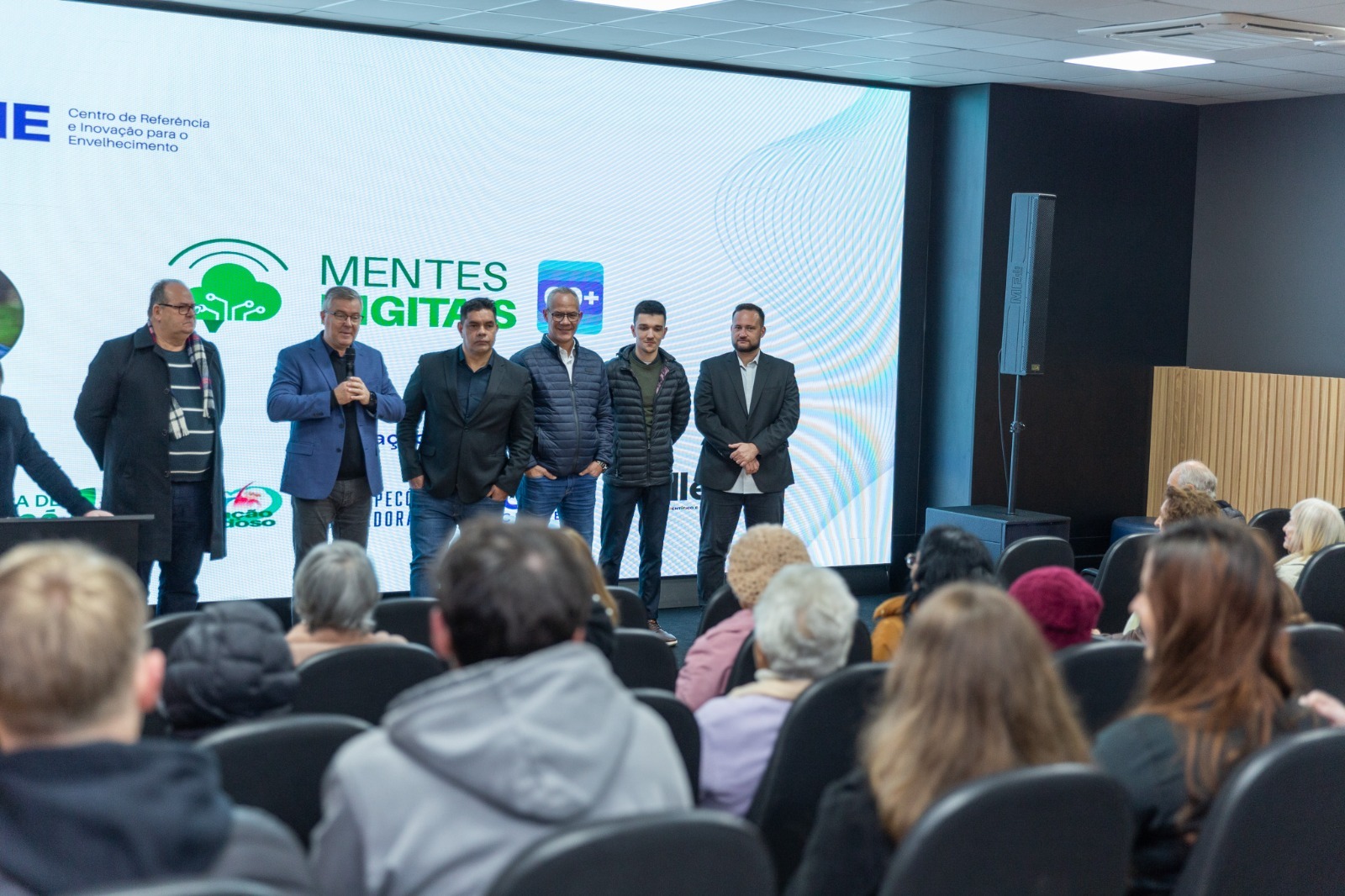 Idosos de Chapecó recebem certificado do curso de Inclusão Digital