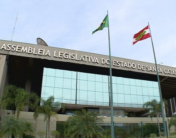 Constituição permite à Alesc abrir processo de impeachment contra delegado-geral e secretários; governador chama o pedido de “cafona”; setor de serviços retroage – e outros destaques