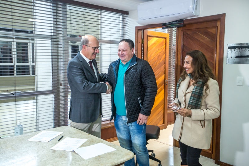 Câmara de Água Doce assina acordo para implantar programa de estágios da Alesc no município