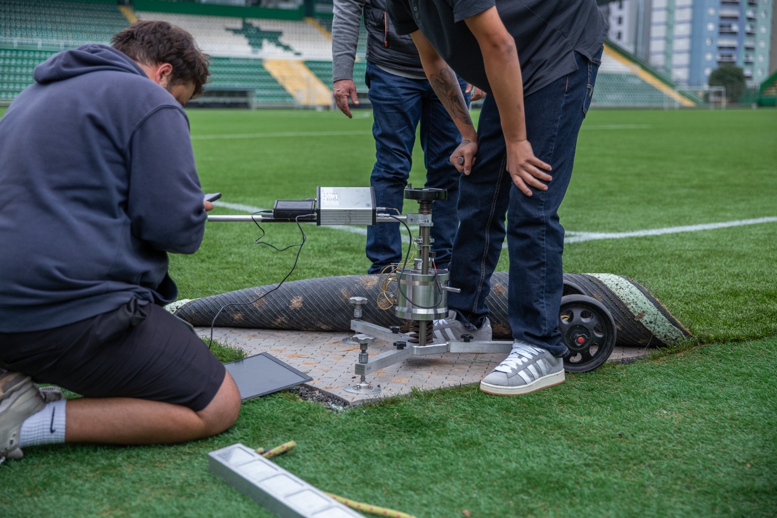 Gramado da Arena Condá passa por teste FIFA para receber jogos internacionais
