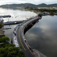 Em ato simbólico, nova ponte da Lagoa da Conceição é liberada parcialmente