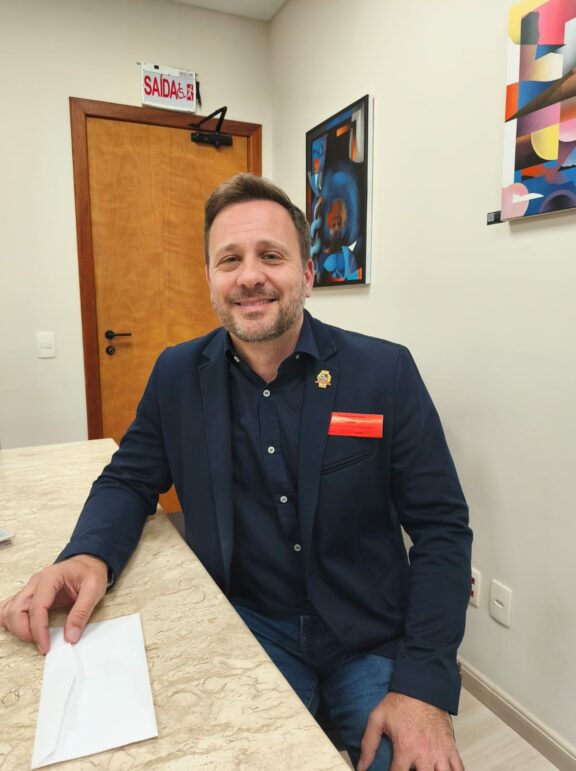 Adriano conversa com outros partidos; Ratinho Júnior anima o PSD em SC – E outros destaques