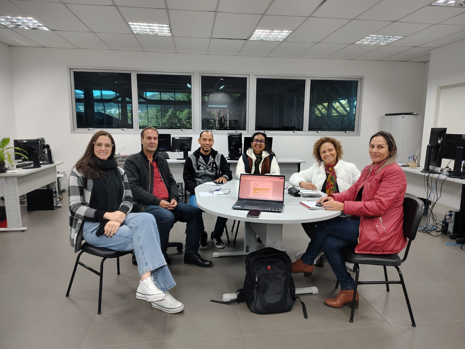 Assistência Social e Sicos discutem ações para ampliar empregabilidade de imigrantes em SC