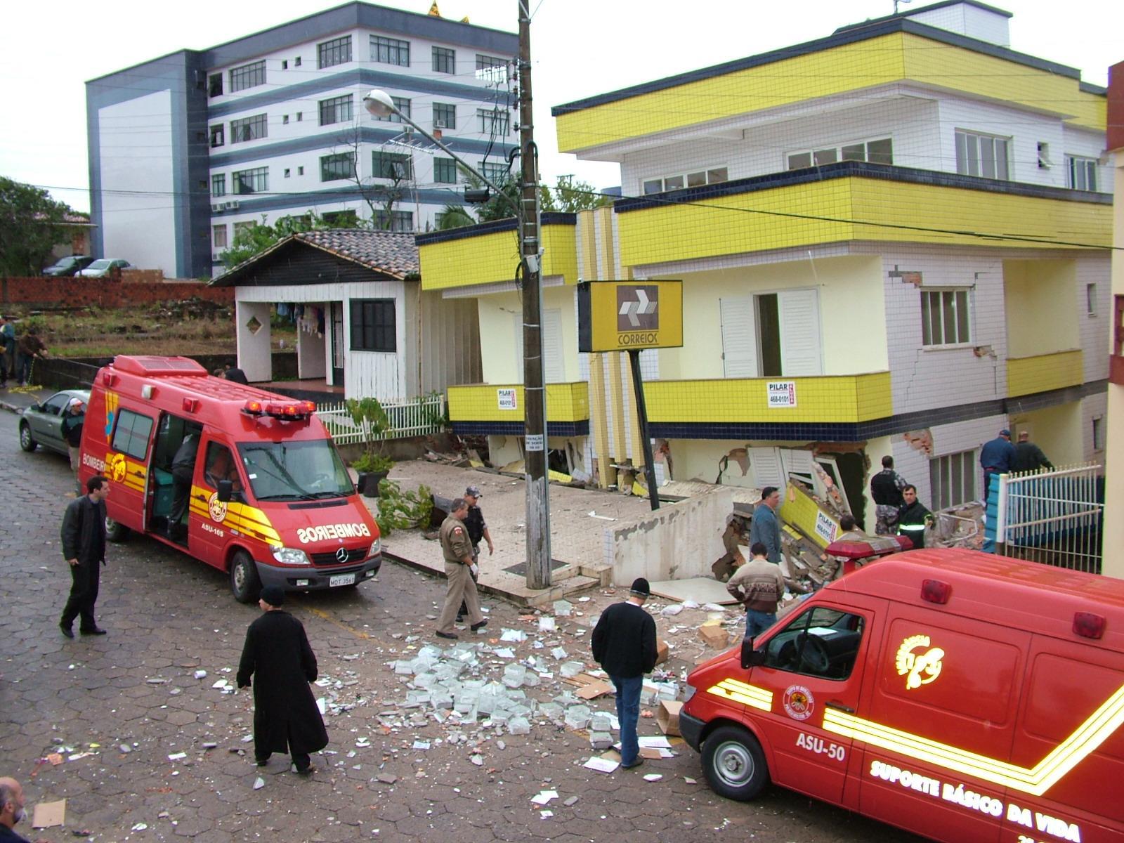 Corpo de Bombeiros Militar relembra os 20 anos da queda do prédio dos Correios em Içara