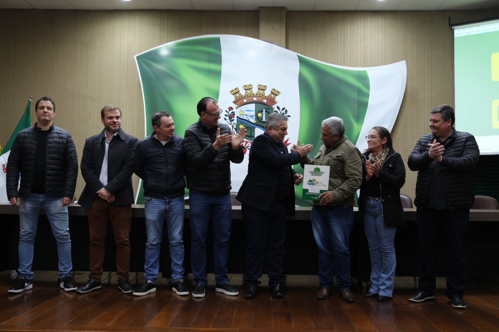 Prefeitura de Chapecó entrega 100 registros de matrícula a famílias