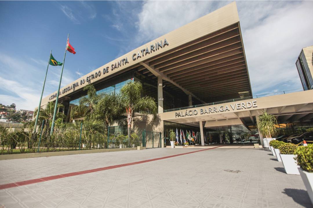 Sessão da Alesc aborda saneamento, câmeras em escolas, autismo e homenagens