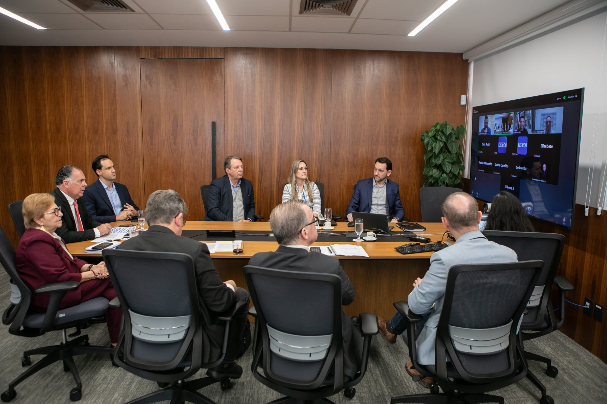 FIESC apresenta programa de apoio a indústrias exportadoras afetadas por tarifas dos EUA