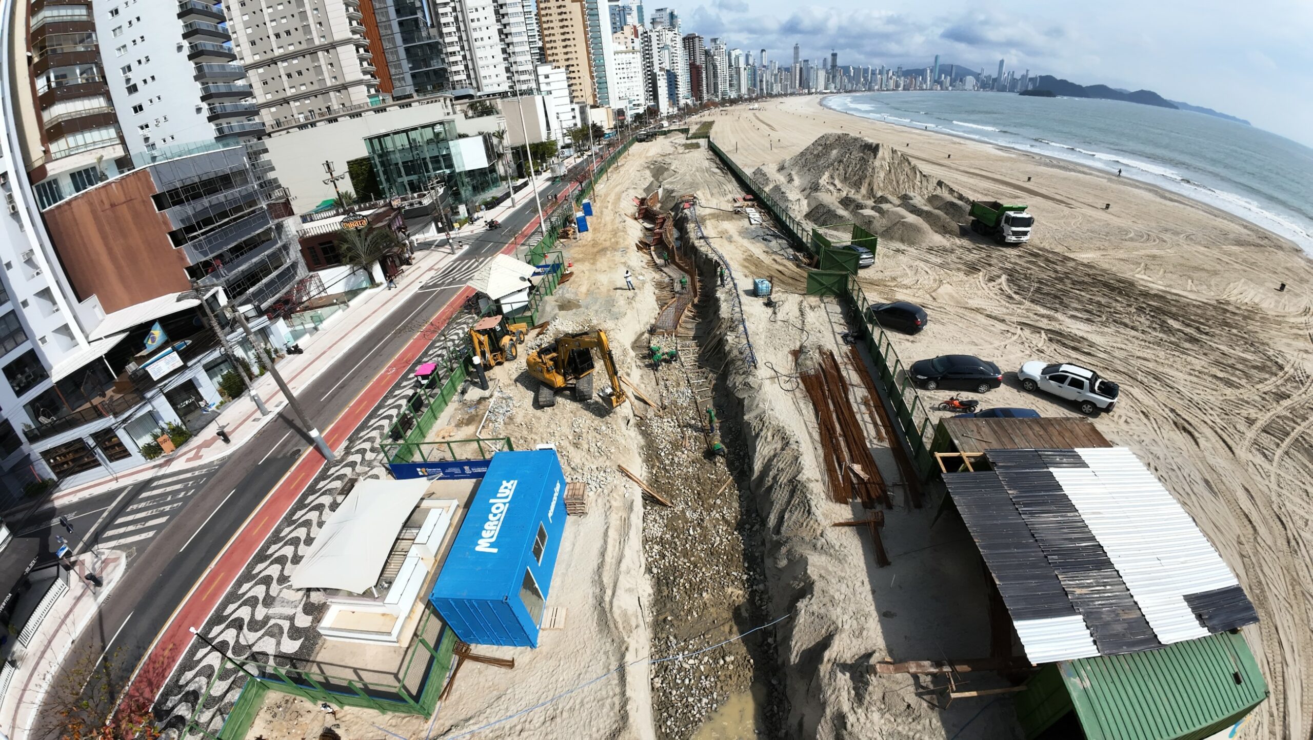 Obras de reurbanização da orla da Praia Central avançam para etapa de infraestrutura