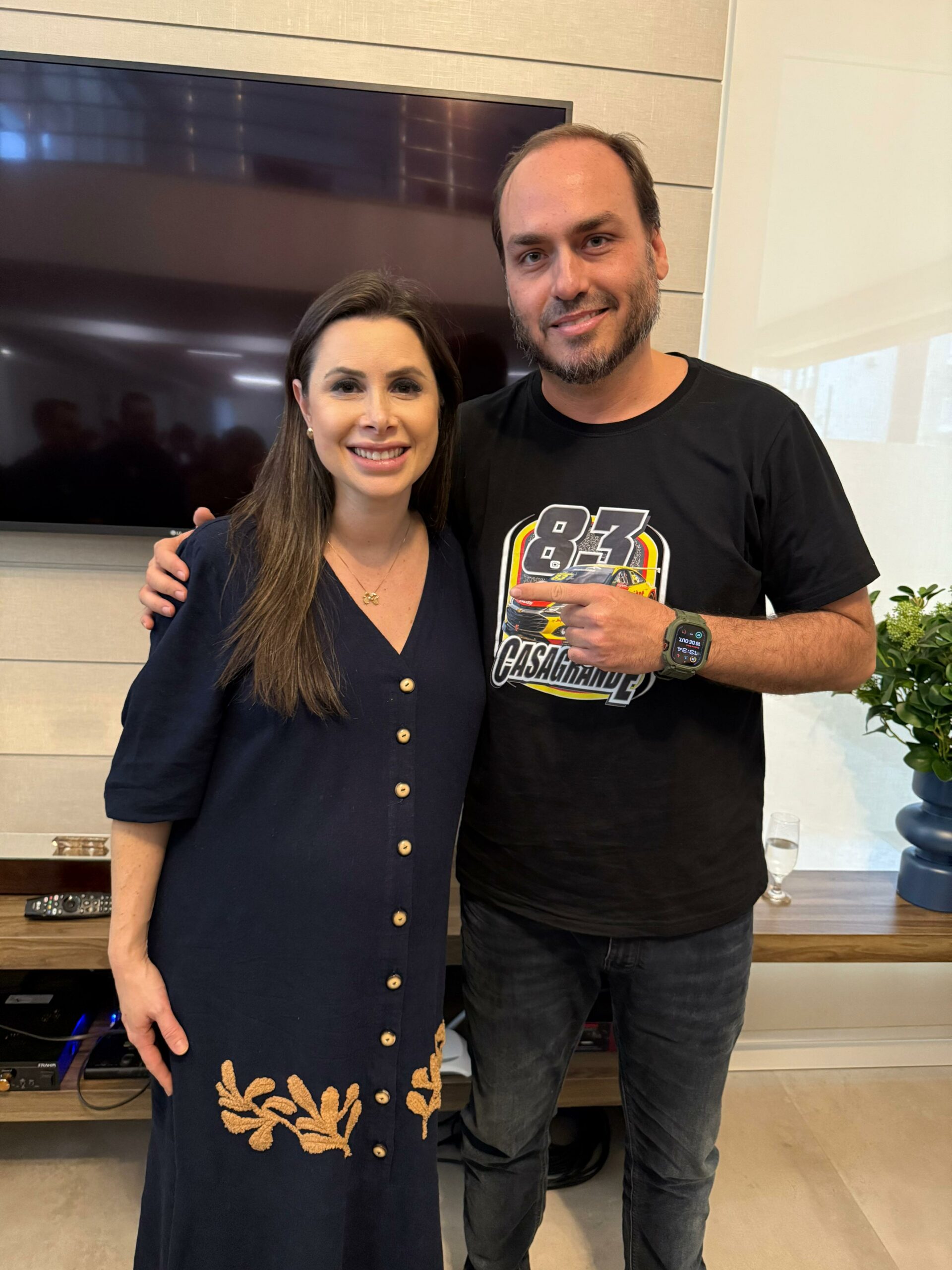 A dobradinha de Carlos e Caroline ao Senado; Motos de leilão do Detran teriam sido vendidas “por fora”; movimentações políticas no Sul do estado – E outros destaques