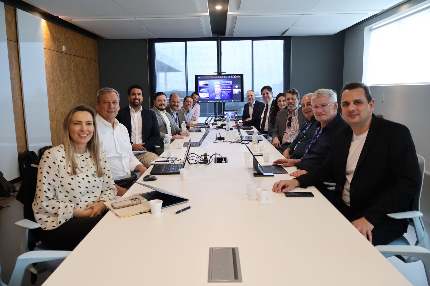 Governo de Santa Catarina e Embraer discutem criação de cluster aeroespacial no Estado