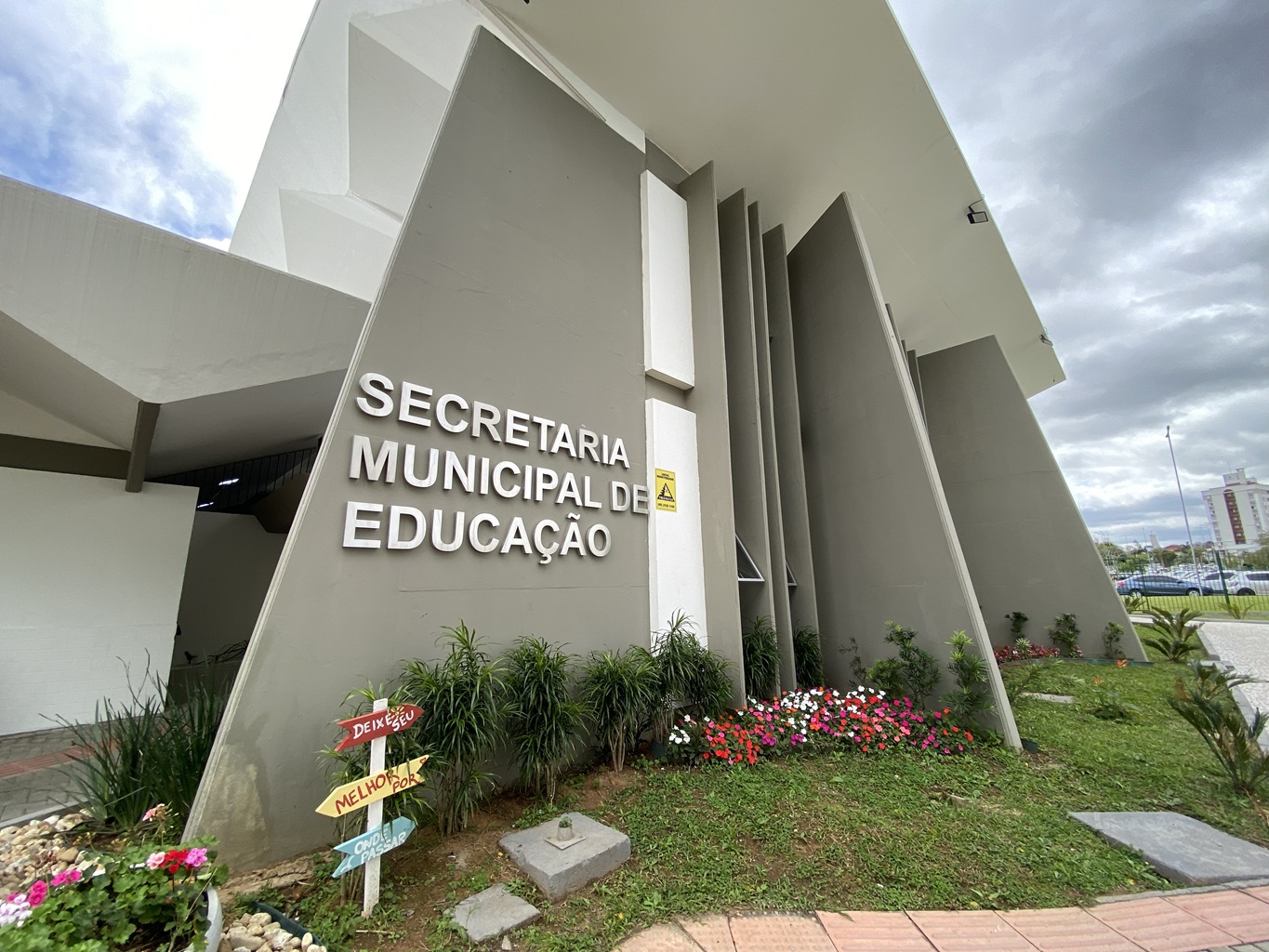 Prefeitura de Criciúma abre concurso público para auxiliar de serviços educacionais