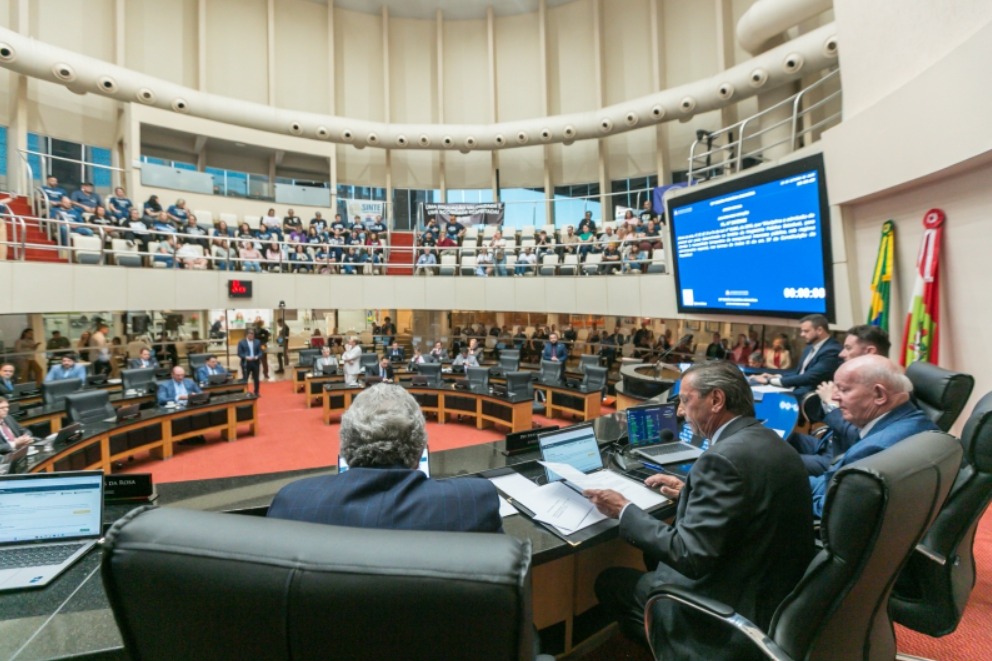 Alesc aprova licença remunerada para professores temporários cuidarem da saúde dos filhos
