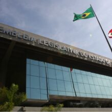 Deputado anuncia ação judicial por suposta propaganda eleitoral e parlamentares abordam obras, energia e políticas públicas em sessão da Alesc