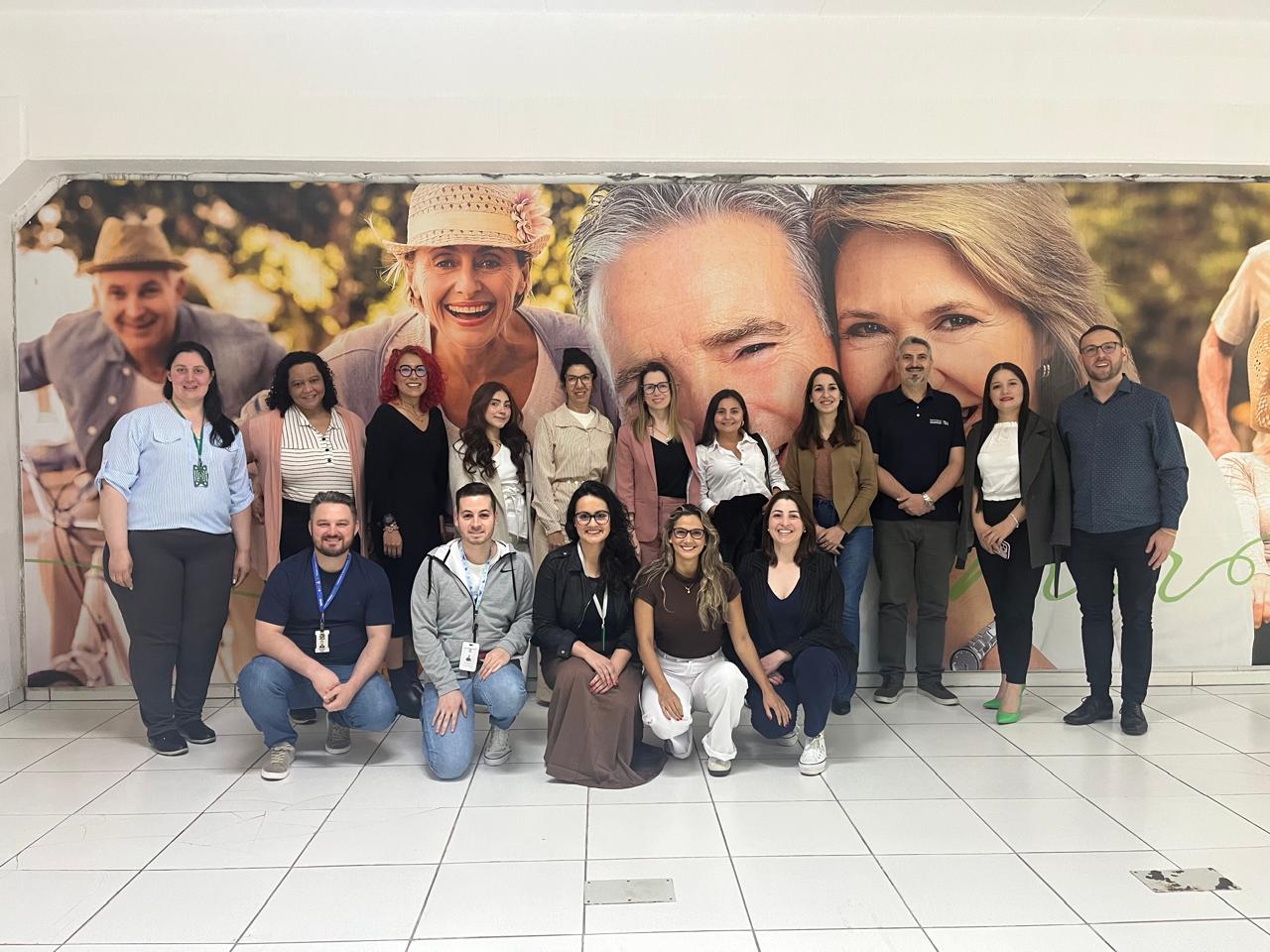 Estudantes da Colômbia realizam visita técnica à Secretaria de Saúde de Chapecó