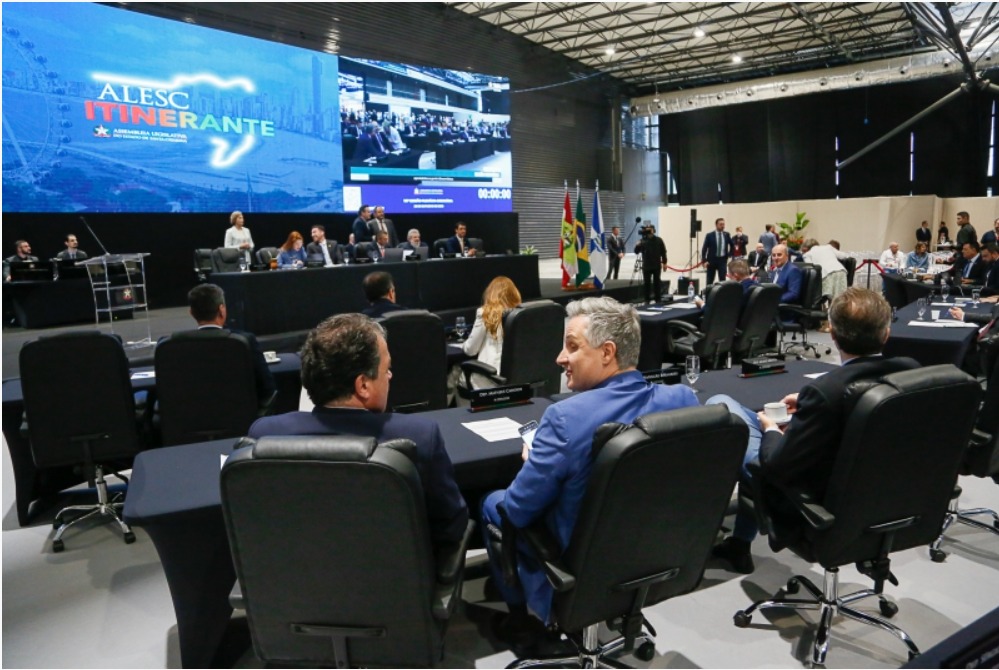 Alesc Itinerante aprova 27 projetos durante sessão em Balneário Camboriú