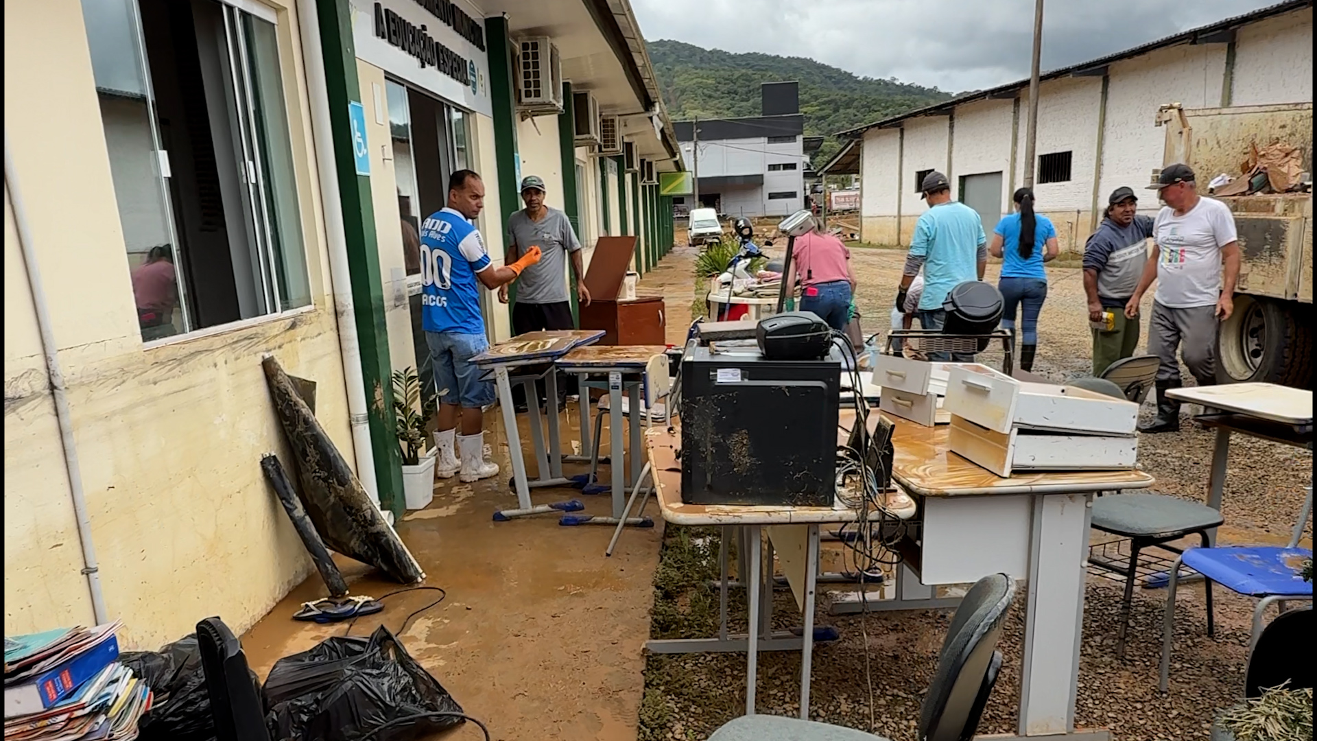 Governo de SC vistoria estragos e anuncia medidas emergenciais para reconstrução e apoio ao agronegócio