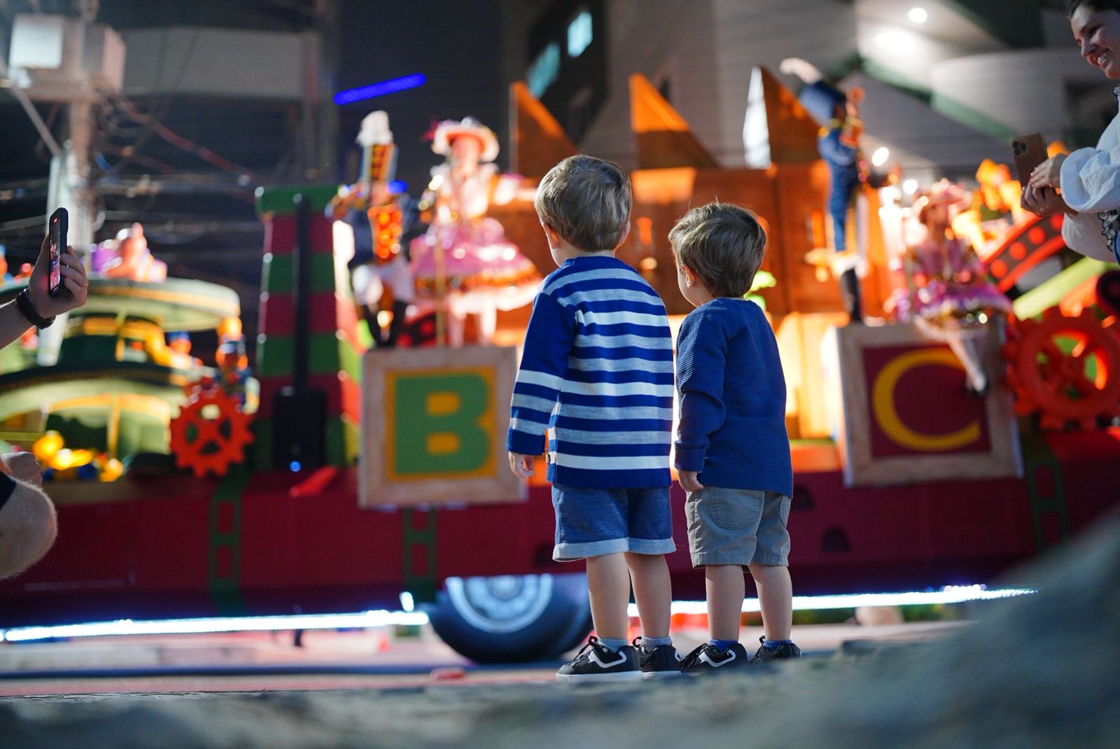 Primeiro Desfile de Natal reúne mais de 30 mil pessoas na Avenida Atlântica em Balneário Camboriú
