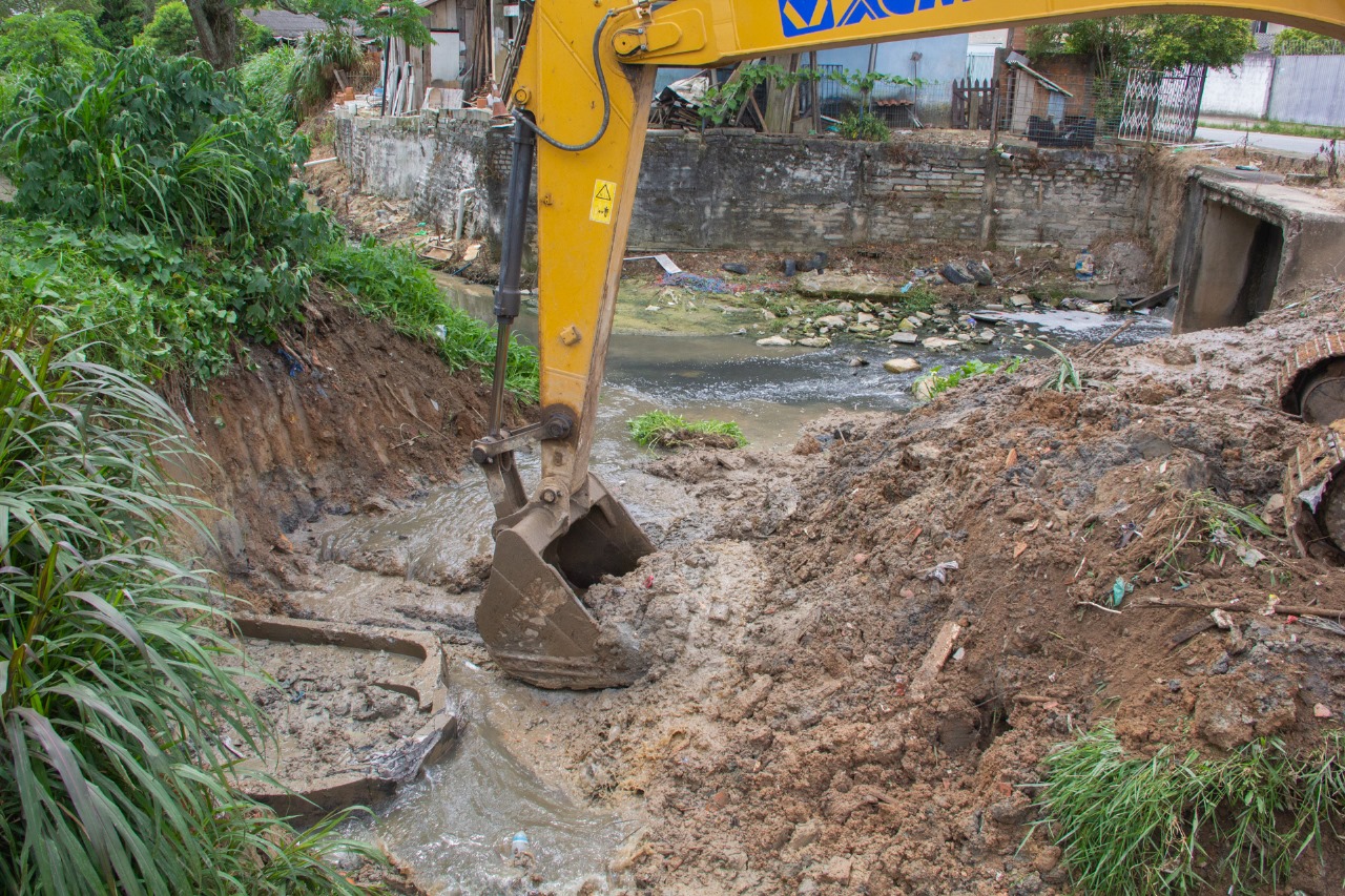 Desassoreamento do Rio Carolina avança em São José e traz melhorias na drenagem urbana